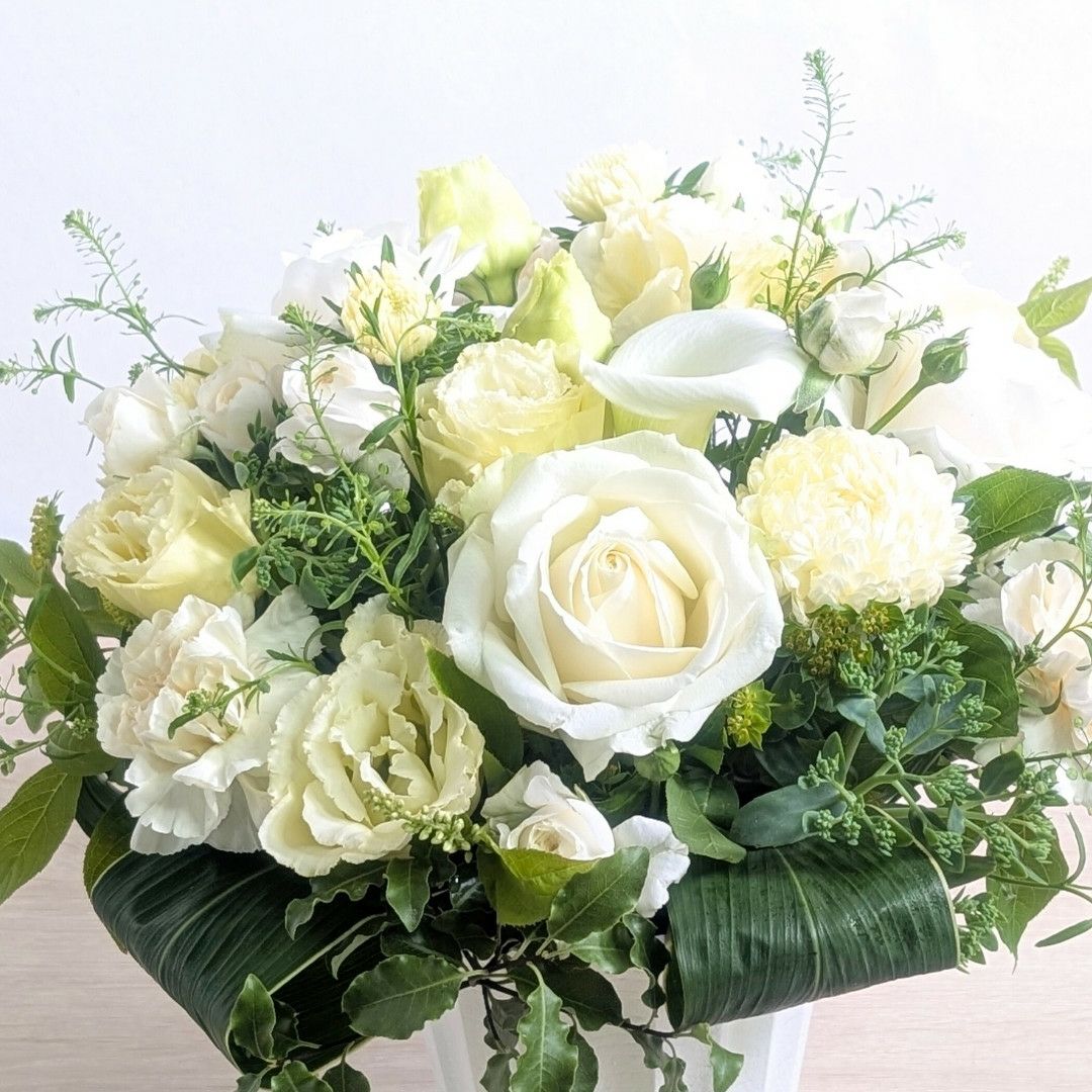 お花のプレゼント、贈り物。クリーム色（オフホワイト）の花束・アレンジメントを贈る。フラワーギフト