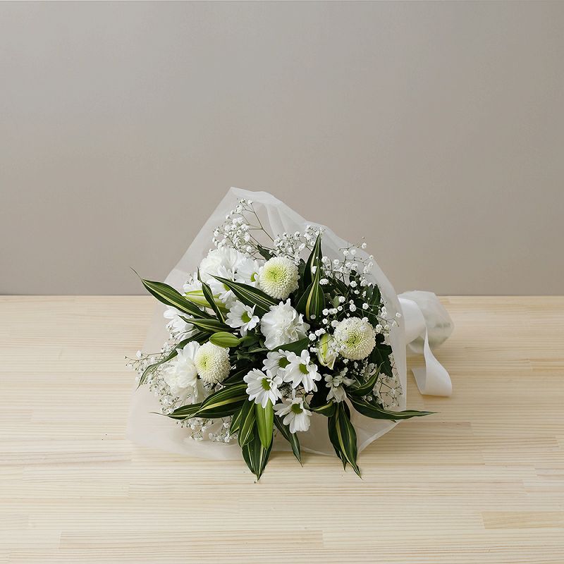 お花のプレゼント、贈り物。クリーム色（オフホワイト）の花束・アレンジメントを贈る。フラワーギフト