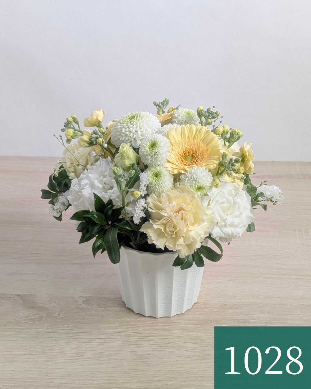 お花のプレゼント、贈り物。クリーム色（オフホワイト）の花束・アレンジメントを贈る。フラワーギフト