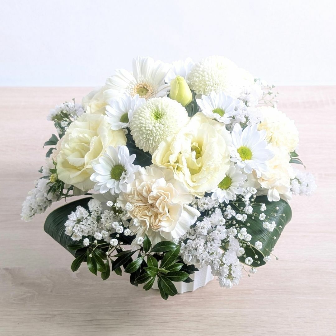 お花のプレゼント、贈り物。クリーム色（オフホワイト）の花束・アレンジメントを贈る。フラワーギフト