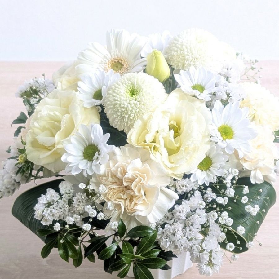 クリーム色の花束、アレンジメント。お供え花におすすめの気持ちの伝わるフラワーギフト。