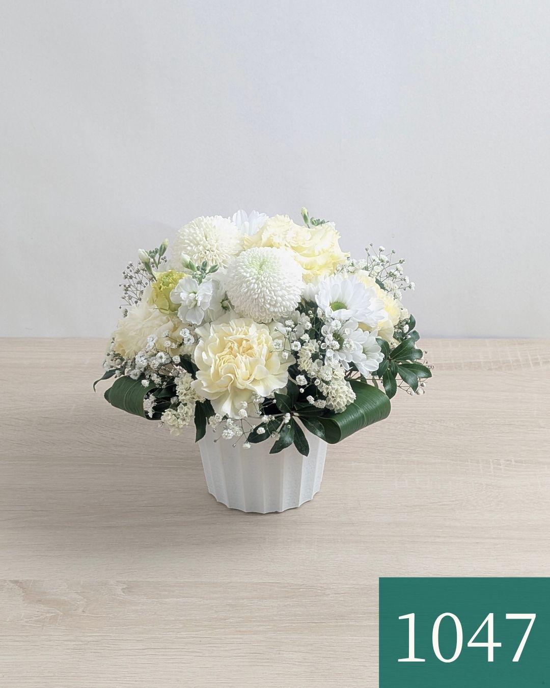 お花のプレゼント、贈り物。クリーム色（オフホワイト）の花束・アレンジメントを贈る。フラワーギフト