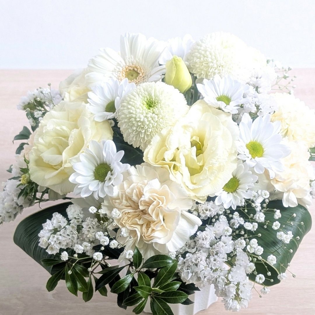 お花のプレゼント、贈り物。クリーム色（オフホワイト）の花束・アレンジメントを贈る。フラワーギフト