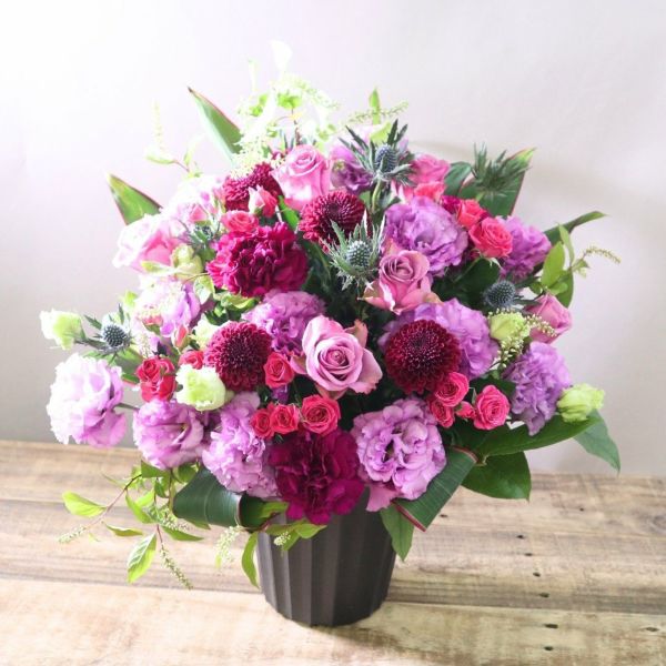 個展 お祝い 花】見ごたえあるアレンジメント 2Lサイズ | 東京花屋