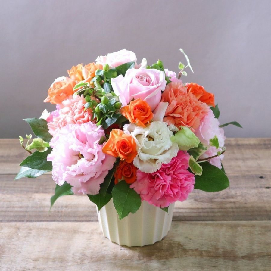 誕生日の花。誕生日を祝う花束・お祝いアレンジメント。誕生日のお祝い花のプレゼント