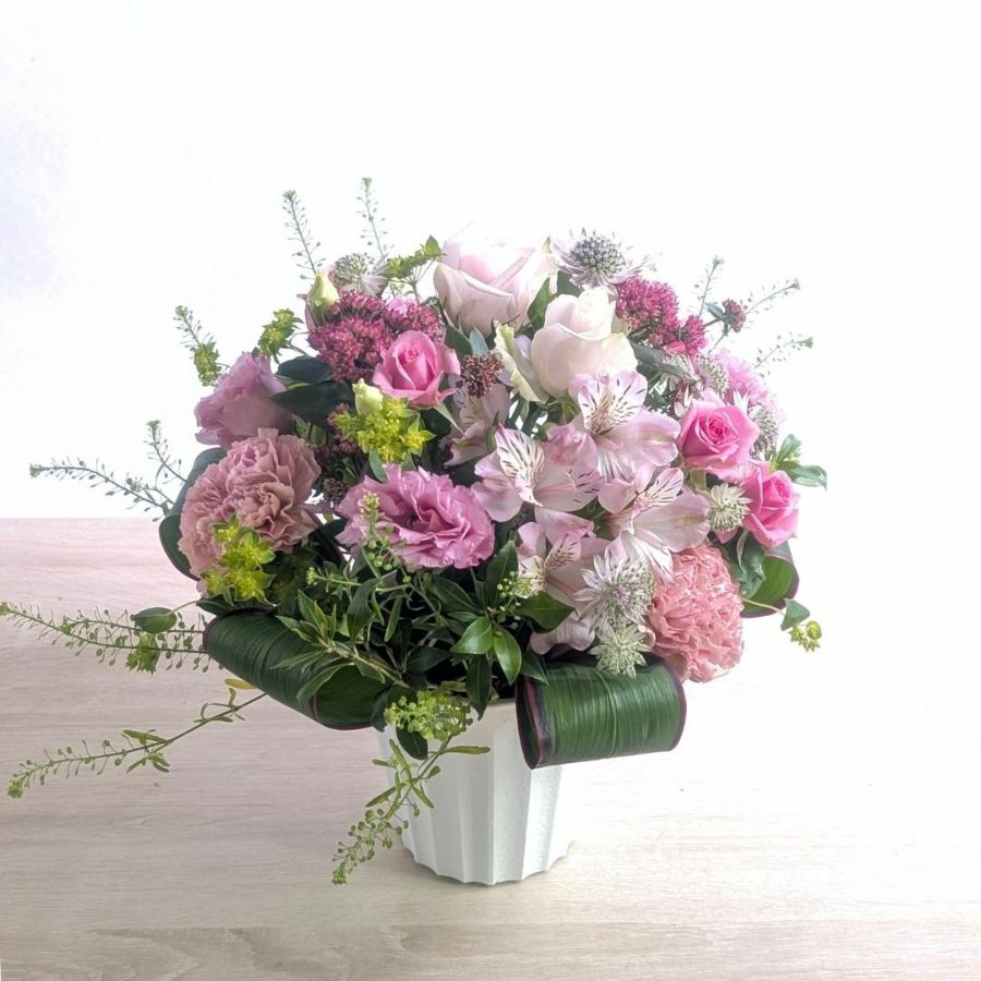 結婚祝いのお花。ウェディングパーティー、結婚会場、新婦に贈るお祝い花です。
