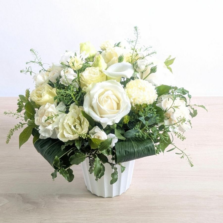 結婚祝いのお花。ウェディングパーティー、結婚会場、新婦に贈るお祝い花です。