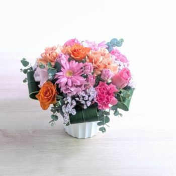 結婚祝いのお花。ウェディングパーティー、結婚会場、新婦に贈るお祝い花です。