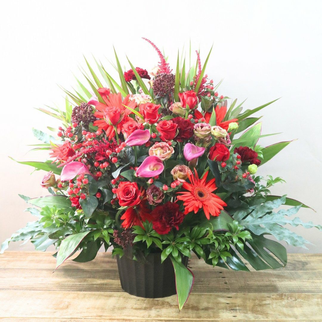 還暦祝いのお花。60歳を祝う赤いバラ・花束・アレンジメント。60歳の誕生日を祝うフラワーギフトの贈り物