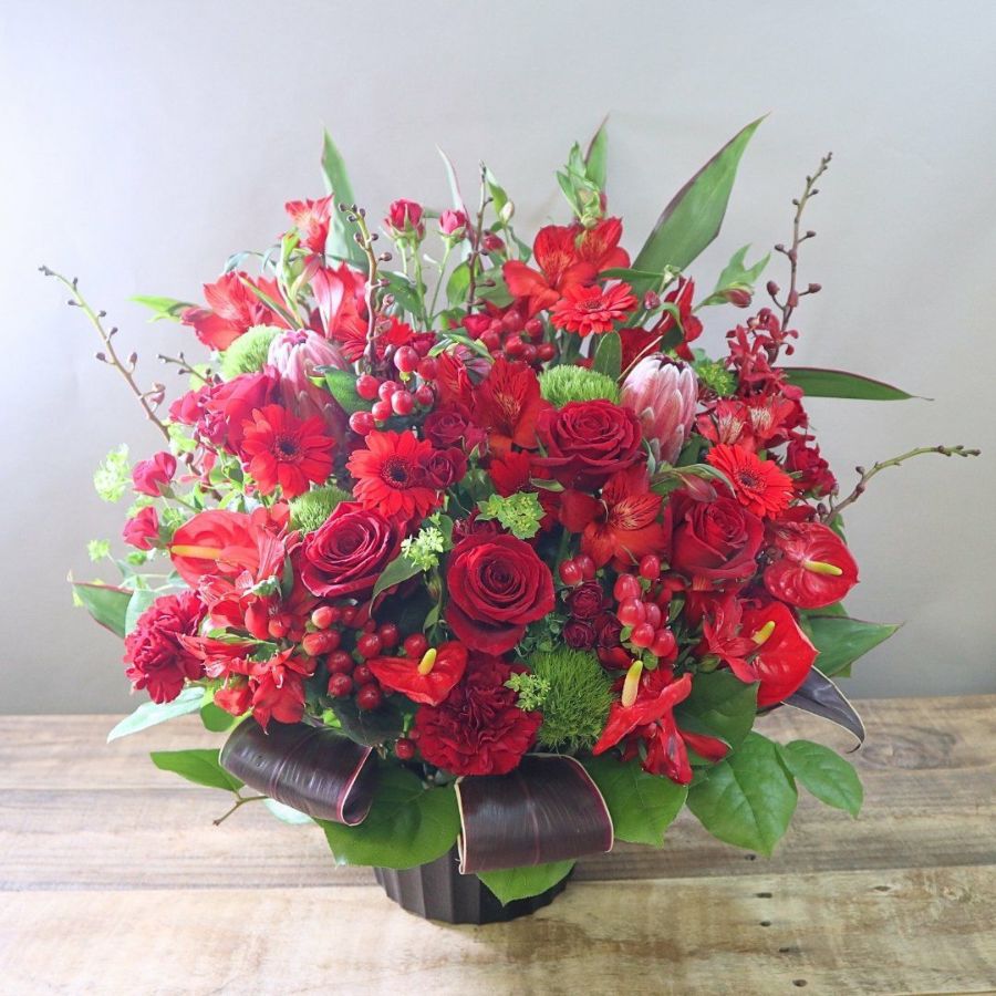 還暦祝いのお花。60歳を祝う赤いバラ・花束・アレンジメント。60歳の誕生日を祝うフラワーギフトの贈り物