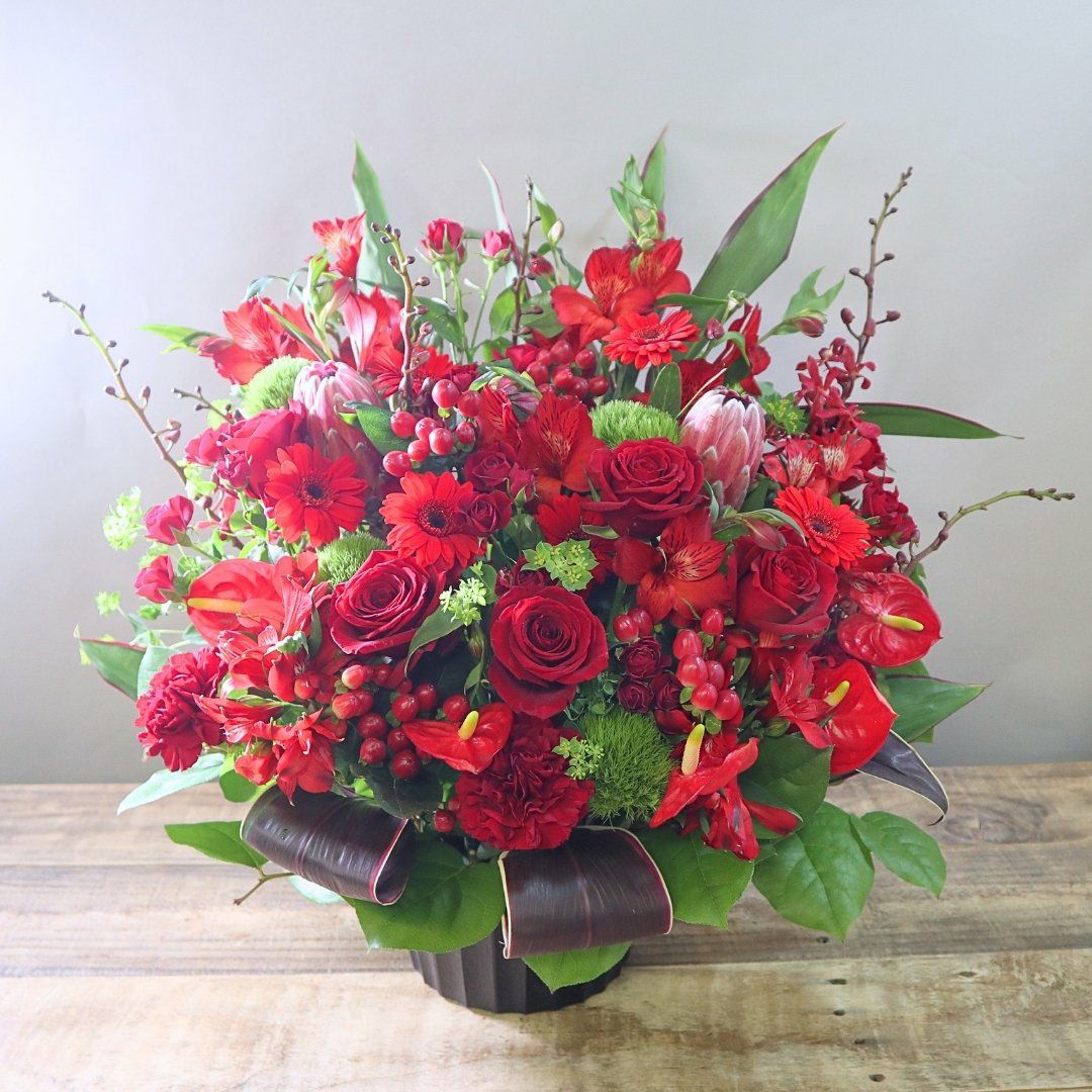 還暦祝いのお花。60歳を祝う赤いバラ・花束・アレンジメント。60歳の誕生日を祝うフラワーギフトの贈り物