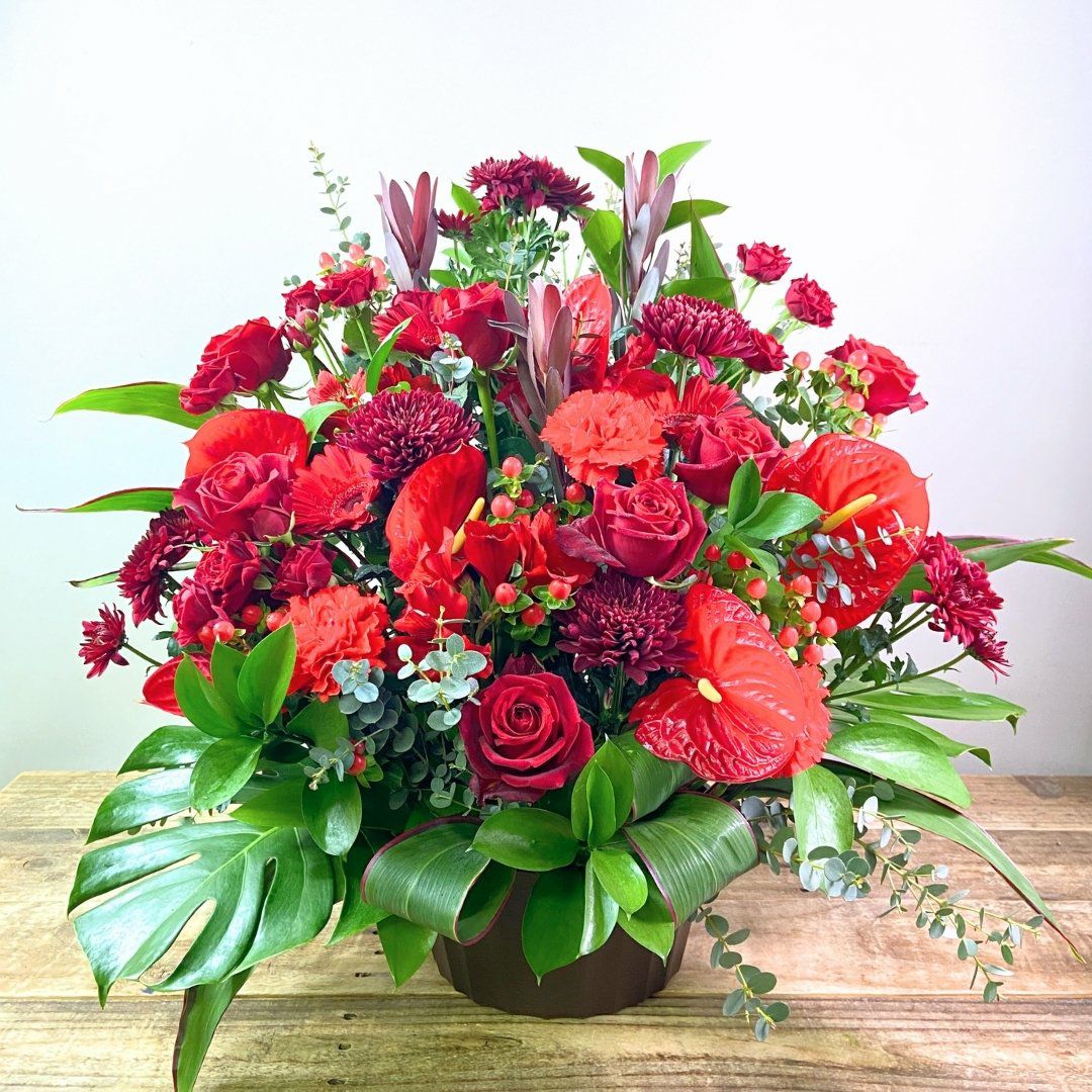 還暦祝いのお花。60歳を祝う赤いバラ・花束・アレンジメント。60歳の誕生日を祝うフラワーギフトの贈り物