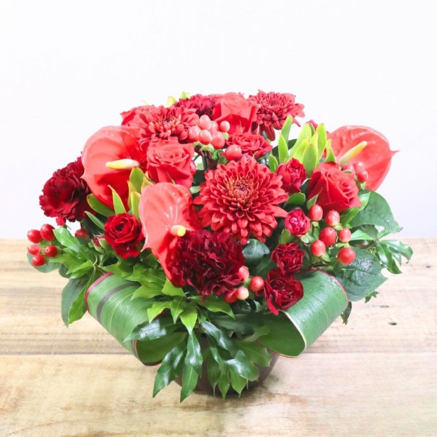 還暦祝いのお花。60歳を祝う赤いバラ・花束・アレンジメント。60歳の誕生日を祝うフラワーギフトの贈り物