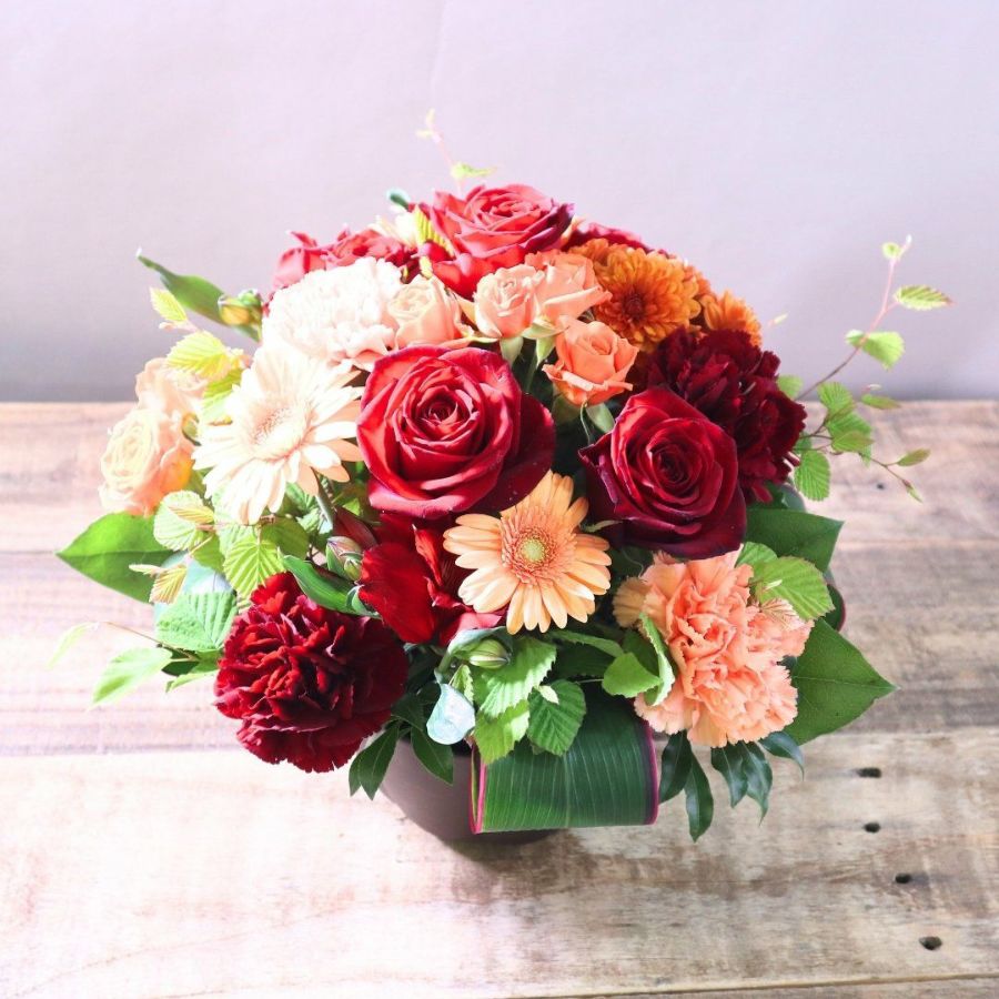 還暦祝いのお花。60歳を祝う赤いバラ・花束・アレンジメント。60歳の誕生日を祝うフラワーギフトの贈り物
