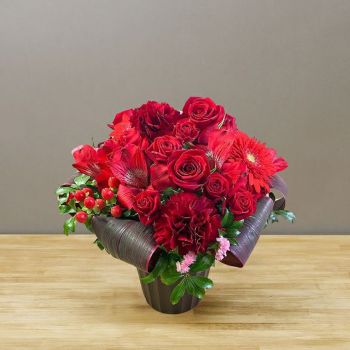 還暦祝いのお花。60本の赤いバラ、バラの花束、60歳の誕生日に贈るお花です。