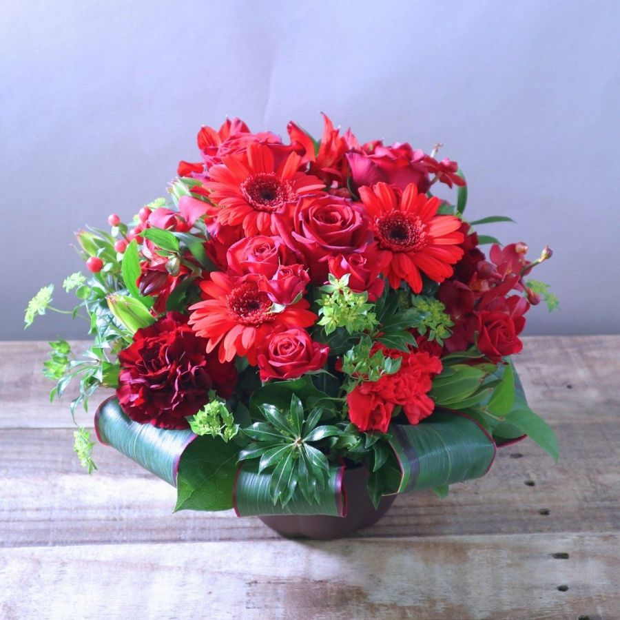 還暦祝いのお花。60歳を祝う赤いバラ・花束・アレンジメント。60歳の誕生日を祝うフラワーギフトの贈り物