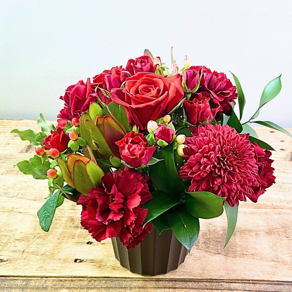還暦祝いのお花。60歳を祝う赤いバラ・花束・アレンジメント。60歳の誕生日を祝うフラワーギフトの贈り物
