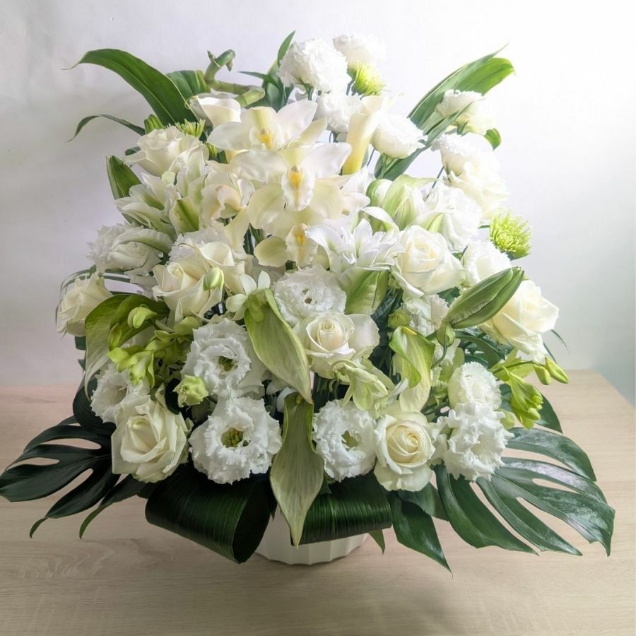 命日のお供え花。ご家族やご友人の命日、祥月命日に贈るお供え。品格のあるおしゃれな仏花です。