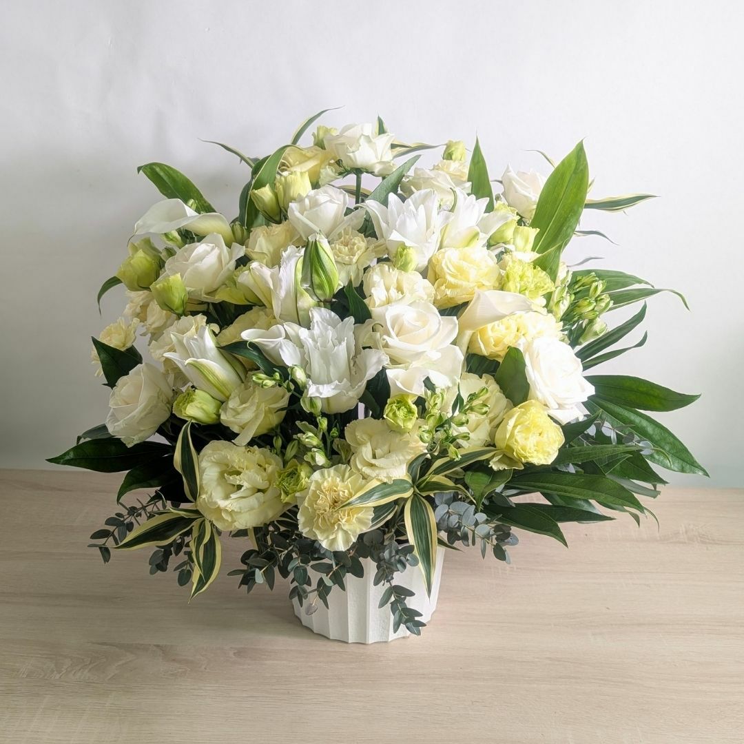 命日のお供え花・お悔やみアレンジメント。家族や友人の命日・祥月命日に贈る花、お供え用のアレンジメント