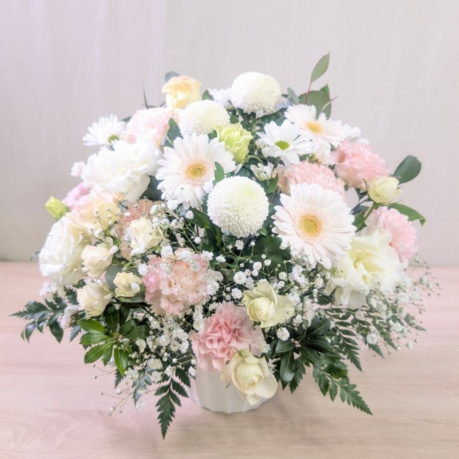 命日のお供え花・お悔やみアレンジメント。家族や友人の命日・祥月命日に贈る花、お供え用のアレンジメント