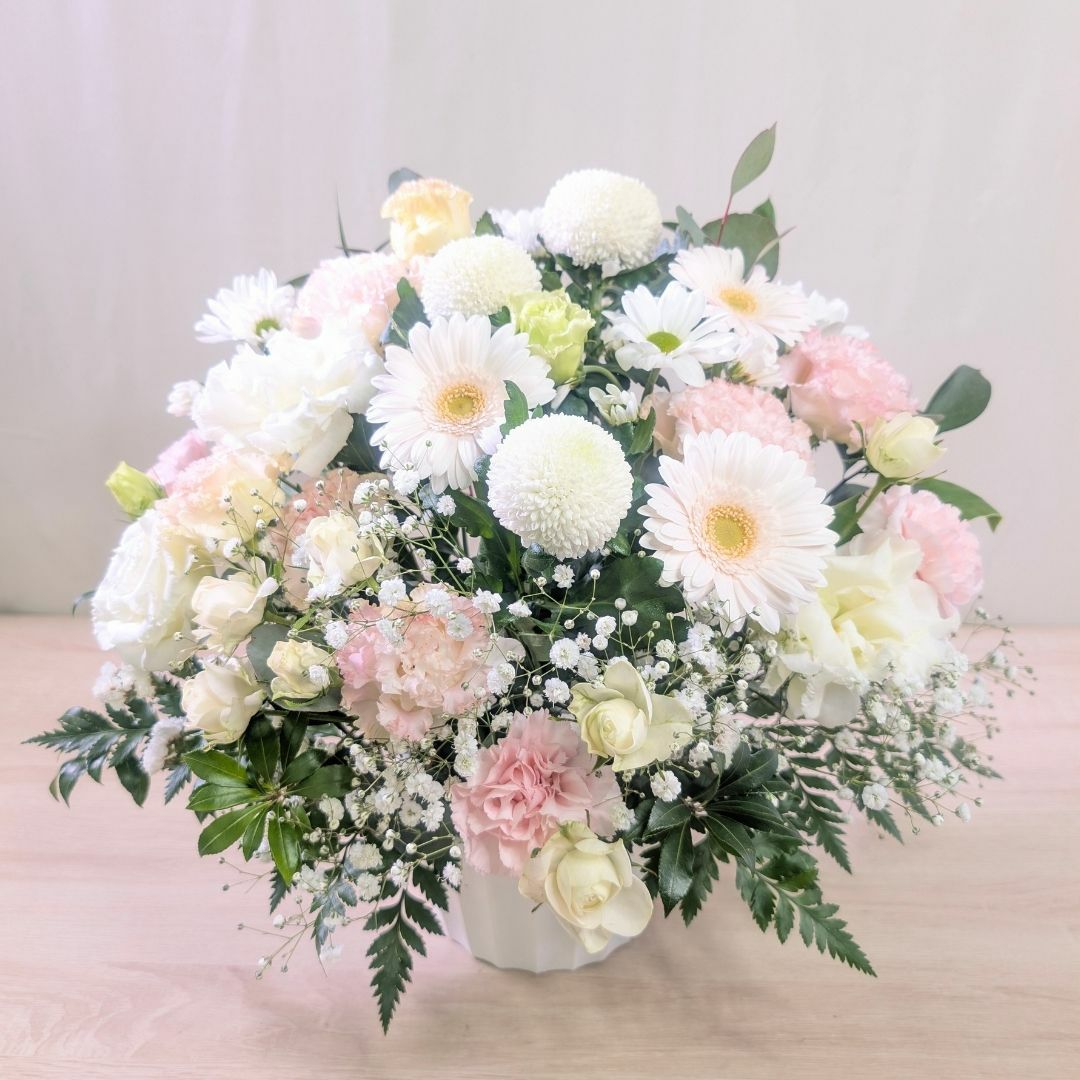 命日のお供え花・お悔やみアレンジメント。家族や友人の命日・祥月命日に贈る花、お供え用のアレンジメント
