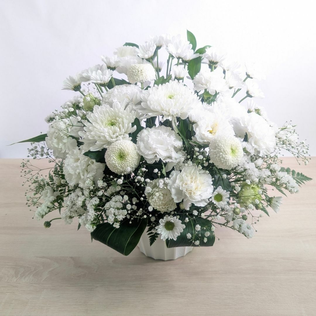 命日のお供え花・お悔やみアレンジメント。家族や友人の命日・祥月命日に贈る花、お供え用のアレンジメント