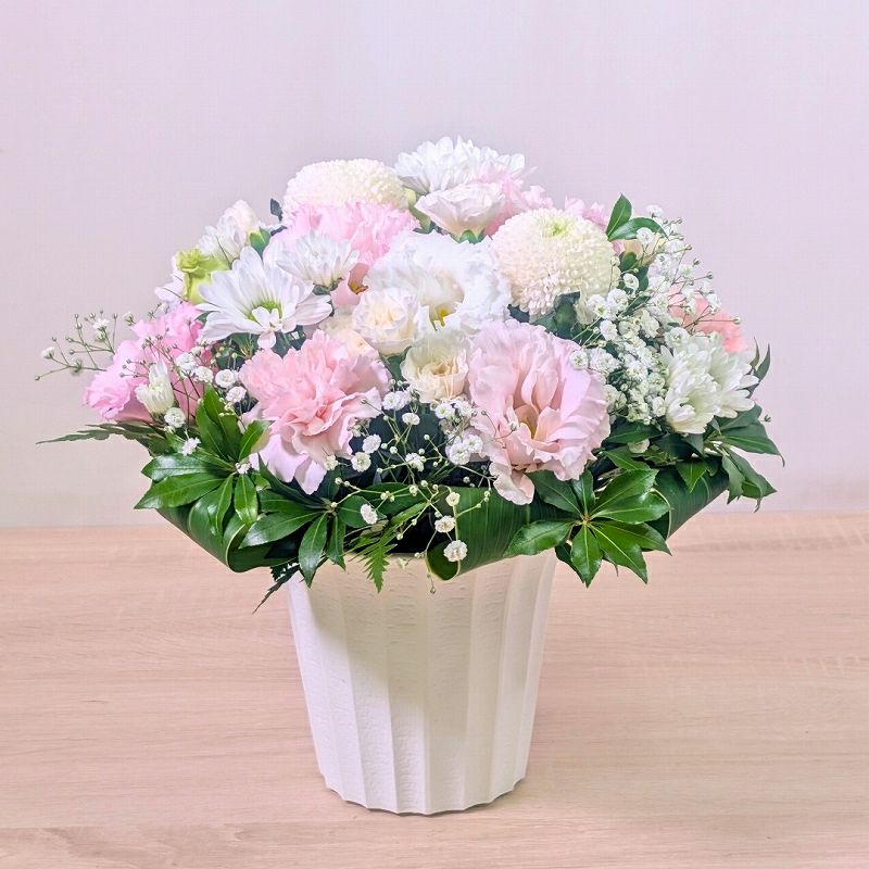 命日のお供え花・お悔やみアレンジメント。家族や友人の命日・祥月命日に贈る花、お供え用のアレンジメント