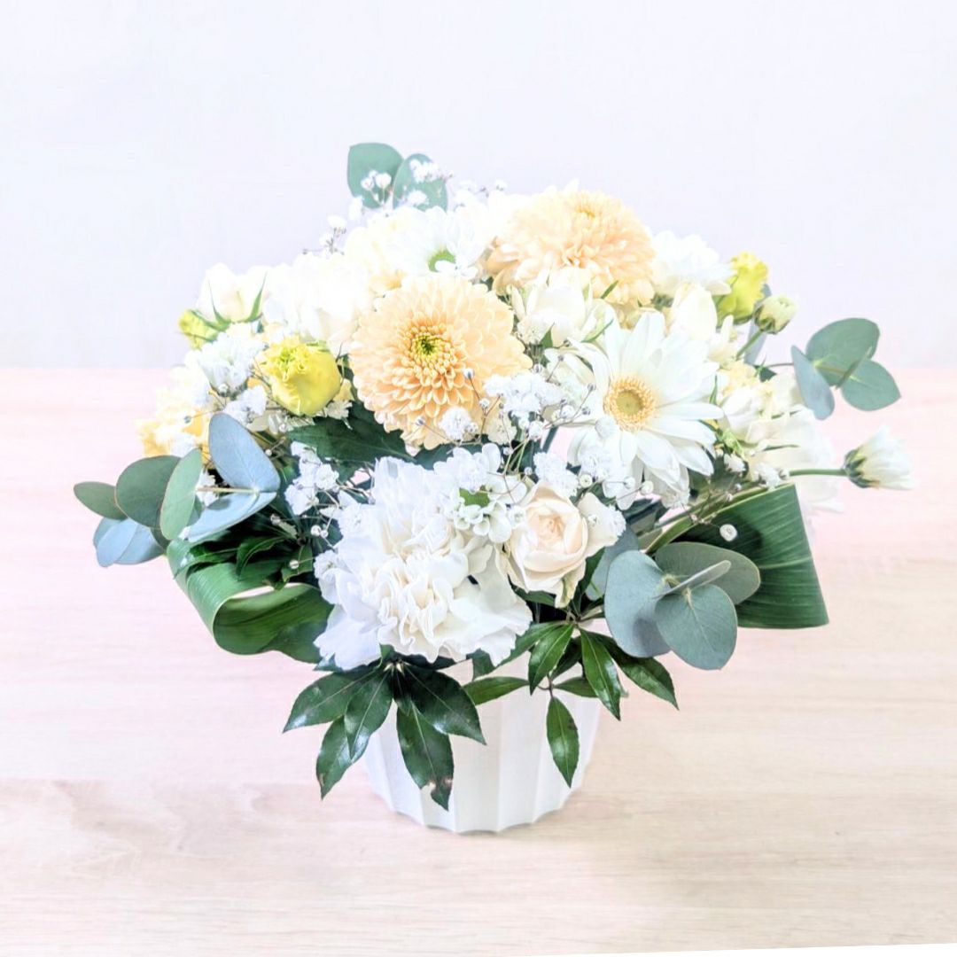 命日のお供え花・お悔やみアレンジメント。家族や友人の命日・祥月命日に贈る花、お供え用のアレンジメント