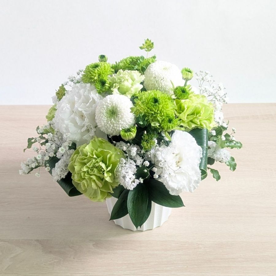 命日のお供え花。ご家族やご友人の命日、祥月命日に贈るお供え。小さめの仏花です。
