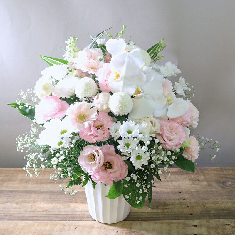喪中のお供え花。年内に亡くなった人へ贈るお悔やみ花。喪中はがきが届いたときに贈るお供え用のアレンジメント