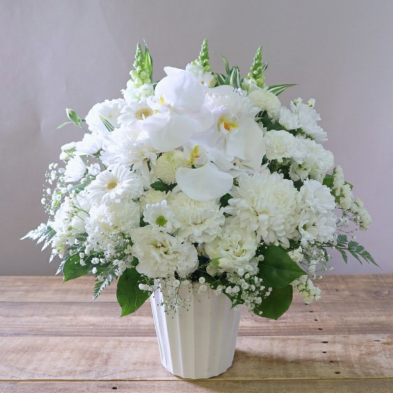喪中のお供え花。年内に亡くなった人へ贈るお悔やみ花。喪中はがきが届いたときに贈るお供え用のアレンジメント