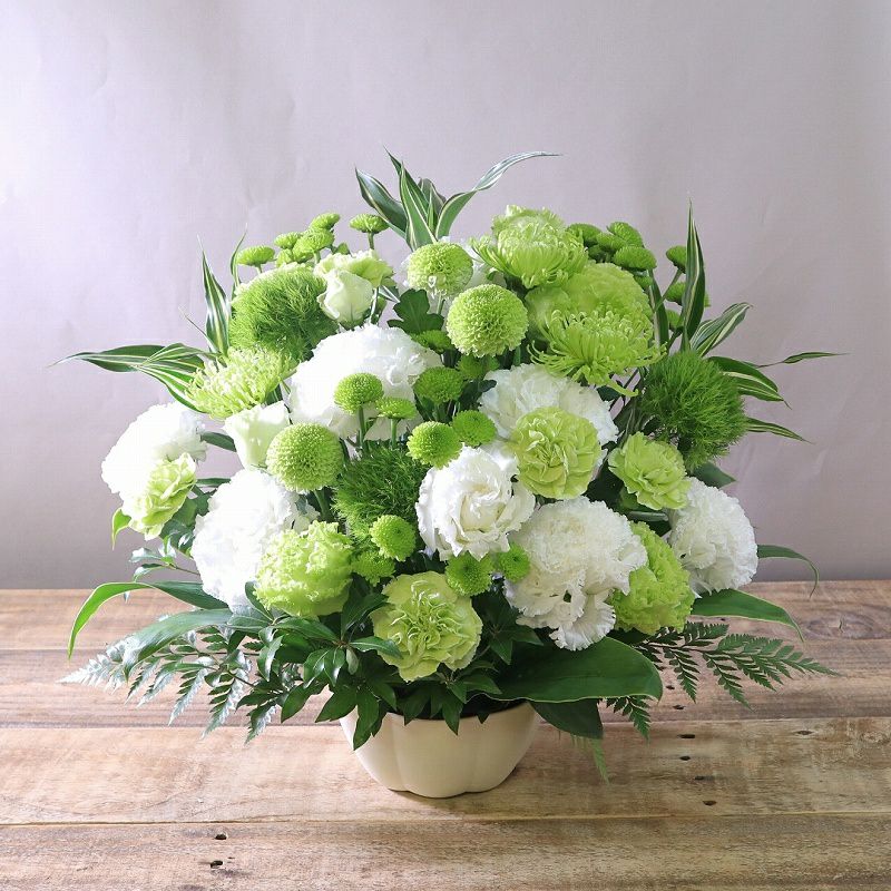 喪中のお供え花。年内に亡くなった人へ贈るお悔やみ花。喪中はがきが届いたときに贈るお供え用のアレンジメント