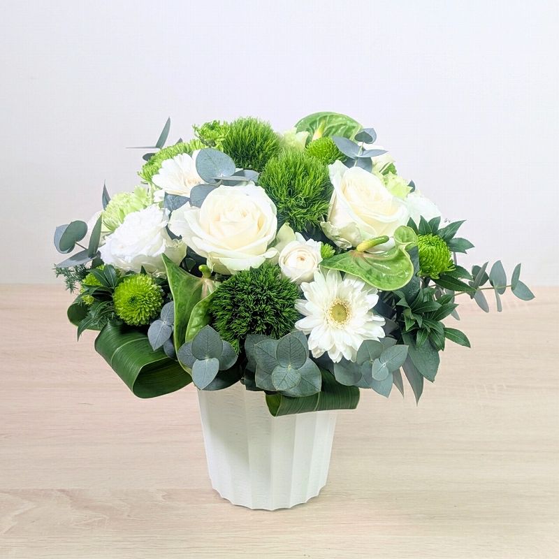 喪中のお供え花。年内に亡くなった人へ贈るお悔やみ花。喪中はがきが届いたときに贈るお供え用のアレンジメント