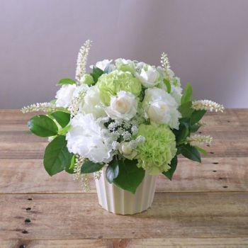 喪中のお供え花。年内に亡くなった人へ贈るお悔やみ花。喪中はがきが届いたときに贈るお供え用のアレンジメント