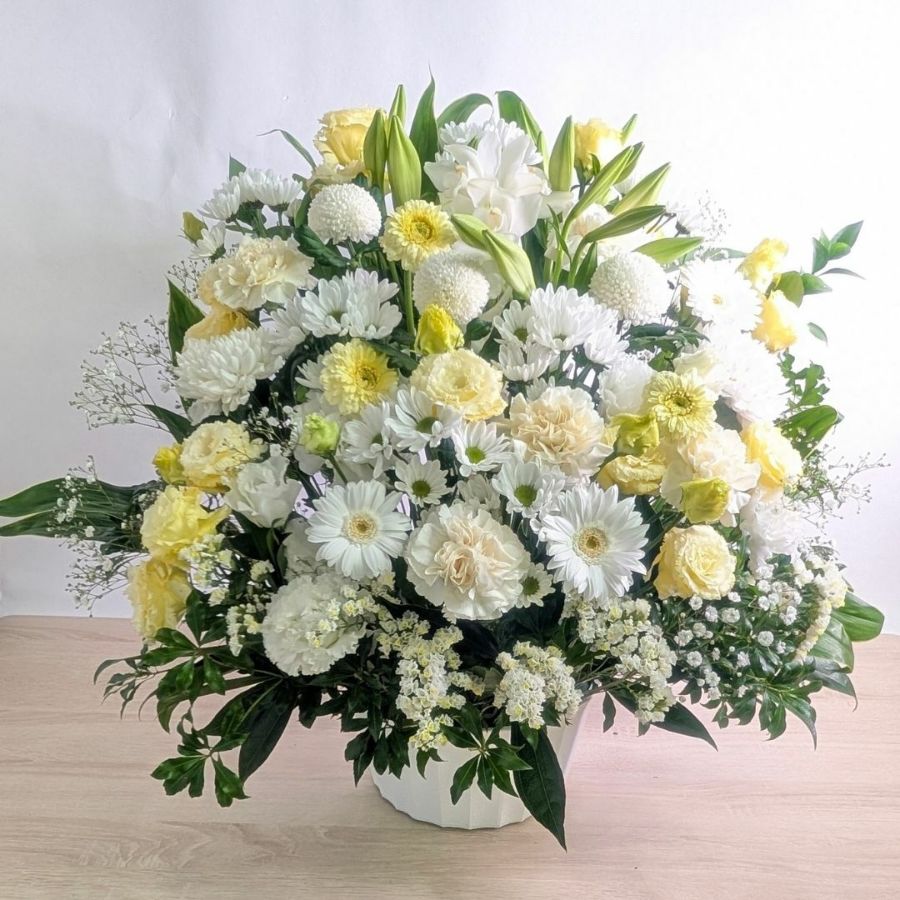 13回忌・十三回忌のお供え花・お悔やみの花。家族や友人の十三回忌法要、実家に贈るお供え用のアレンジメント