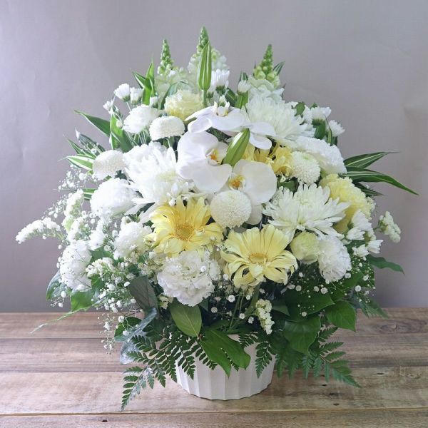 13回忌・十三回忌のお供え花・お悔やみの花。家族や友人の十三回忌法要、実家に贈るお供え用のアレンジメント