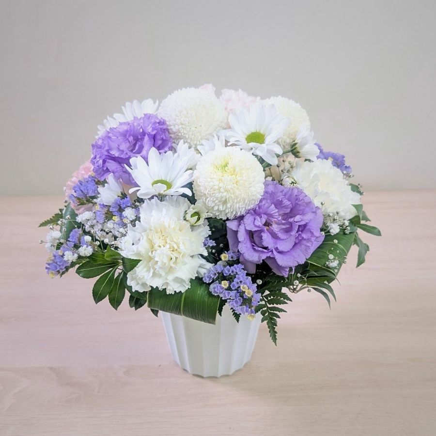 十三回忌のお供え花。ご家族やご友人の十三回忌法要、ご実家に贈るお供えの花です。
