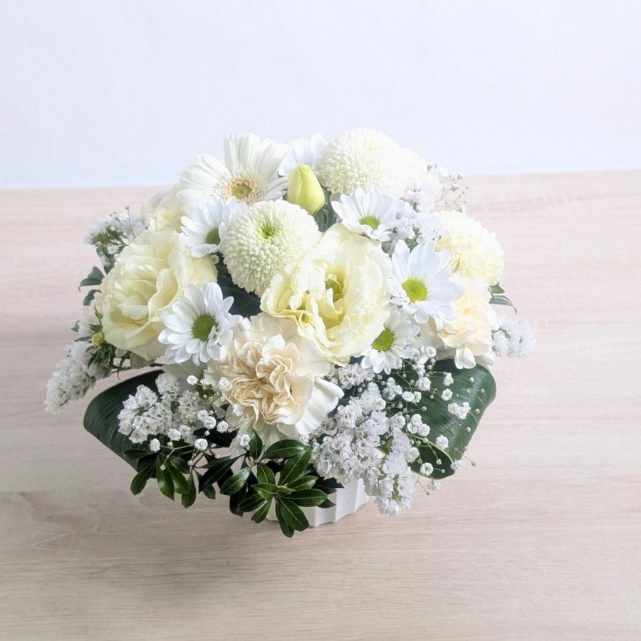 十三回忌のお供え花。ご家族やご友人の十三回忌法要、仏壇に贈るお供えの花です。