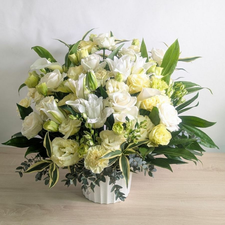 七回忌のお供え花。ご家族やご友人の七回忌法要、ご実家に贈るお供えの花です。