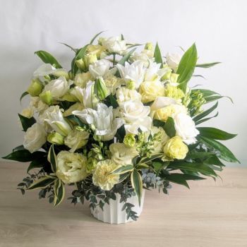 七回忌のお供え花。ご家族やご友人の七回忌法要、ご実家に贈るお供えの花です。