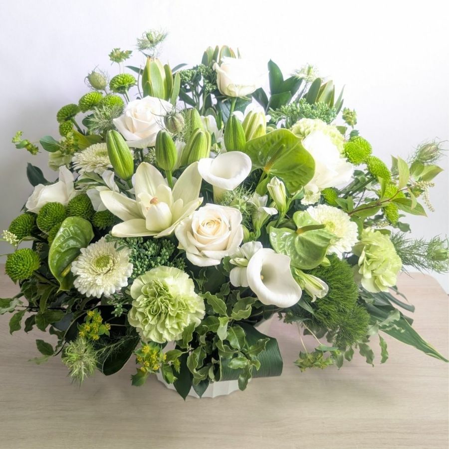 七回忌のお供え花。ご家族やご友人の七回忌法要、ご実家に贈るお供えの花です。