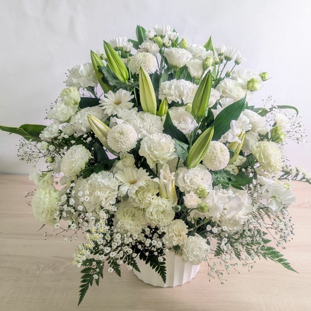 ７回忌・七回忌のお供え花。家族や友人の七回忌法要、実家に贈るお供え用のアレンジメント