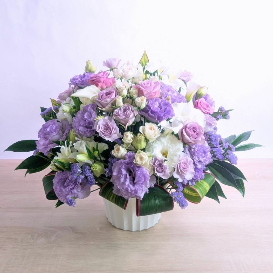 七回忌のお供え花。ご家族やご友人の七回忌法要、ご実家に贈るお供えの花です。