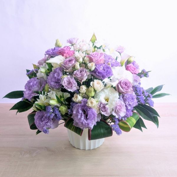 七回忌のお供え花。ご家族やご友人の七回忌法要、ご実家に贈るお供えの花です。