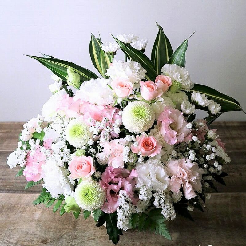 ７回忌・七回忌のお供え花。家族や友人の七回忌法要、実家に贈るお供え用のアレンジメント