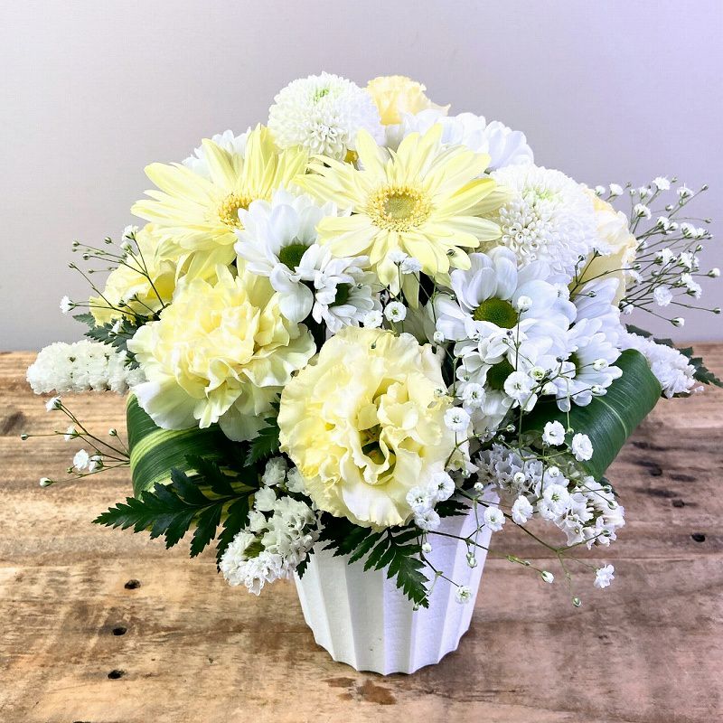 ７回忌・七回忌のお供え花。家族や友人の七回忌法要、実家に贈るお供え用のアレンジメント