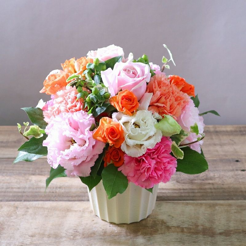七回忌のお供え花。ご家族やご友人の七回忌法要、ご実家に贈るお供えの花です。