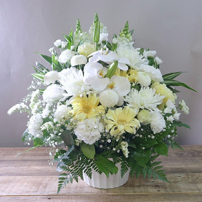 ３回忌・三回忌のお供え花。家族や友人の三回忌法要、実家に贈るお供え用のアレンジメント