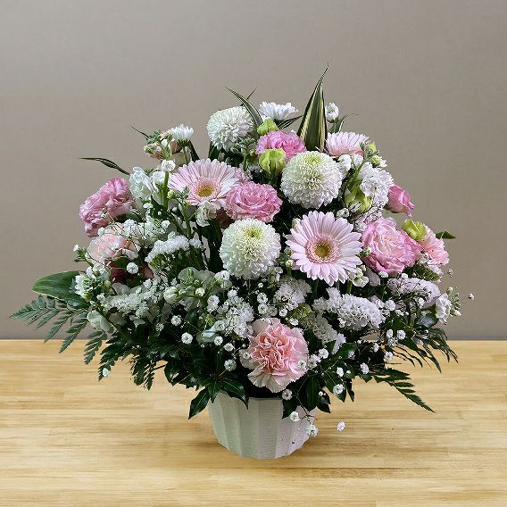 三回忌のお供え花。ご家族やご友人の三回忌法要、ご実家に贈るお供えの花です。