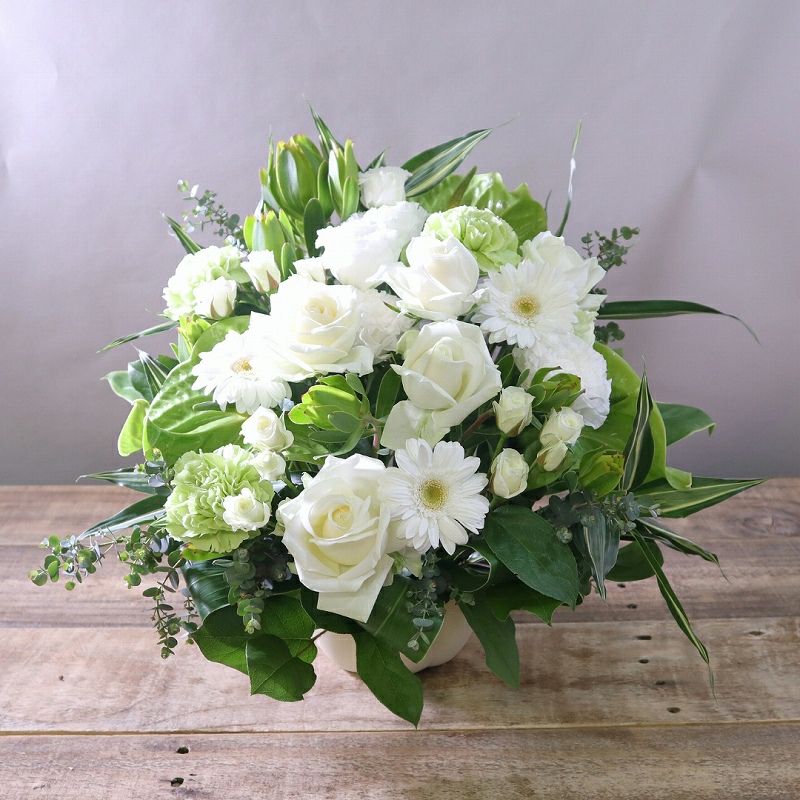 ３回忌・三回忌のお供え花。家族や友人の三回忌法要、実家に贈るお供え用のアレンジメント